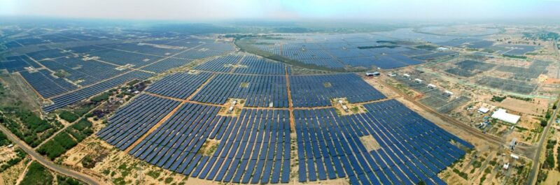 Zu sehen ist der gigantische Solarpark Kamuthi mit 780 MW Leistung. Jetzt hat Adani Green Energy den Zuschlag für den weltweit größten Photovoltaik-Auftrag erhalten.