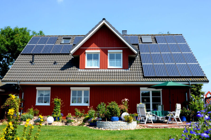 Von 70-Prozent-Regelung typischerweise betroffene Photovoltaik-Anlage auf einem Enfamilienhaus