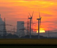 Kohlekraftwerk mit Windrädern. Noch ist der Kohleausstieg ohne Pläne für erneuerbare Energie.