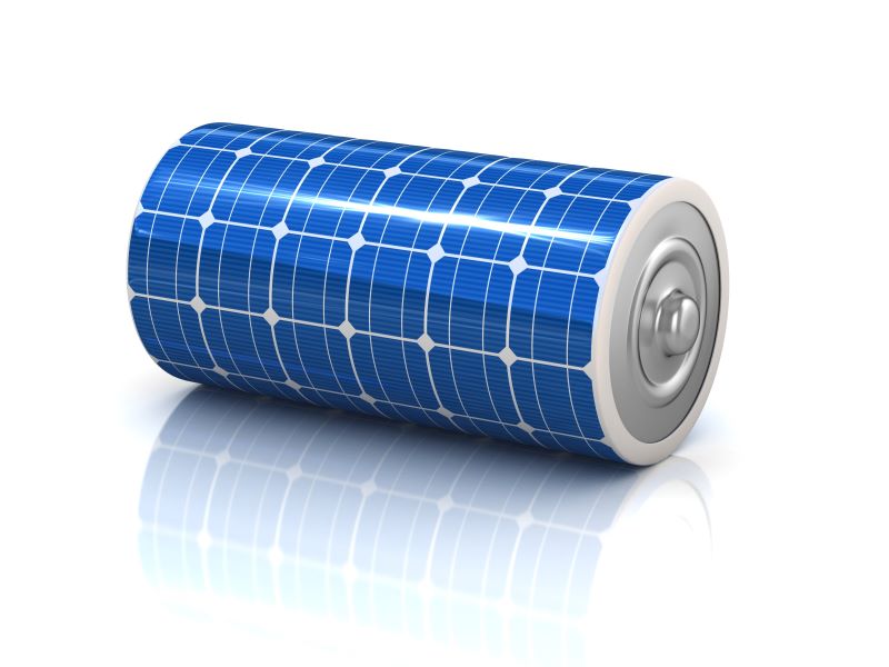 Eine Batterie mit Solarzellen ummantelt.