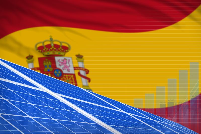PV-Module vor spanischer Flagge.