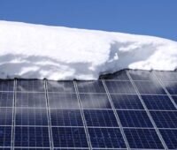 Solarmodul auf dem Schrägdach mit großer Haube Schnee.