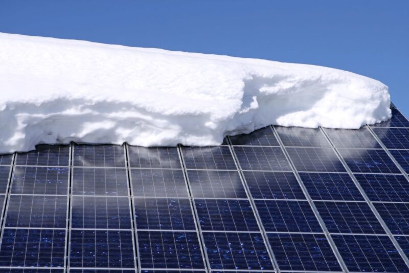 Solarmodul auf dem Schrägdach mit großer Haube Schnee.