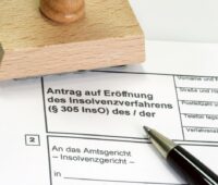 Blanko-Antrag zur Eröffnung eines Insolvenzverfahrens mit Stempel udn Kugelschreiber.