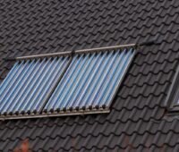 Vakuumröhrenkollektor auf einem Einfamilienhausdach.