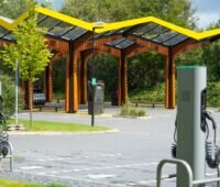 Schnellladestation mit 300KW Ladesäulen im Ruhrgebiet bei Bochum dient als Symbolbild für die Forschung zum direkten PV-Laden.