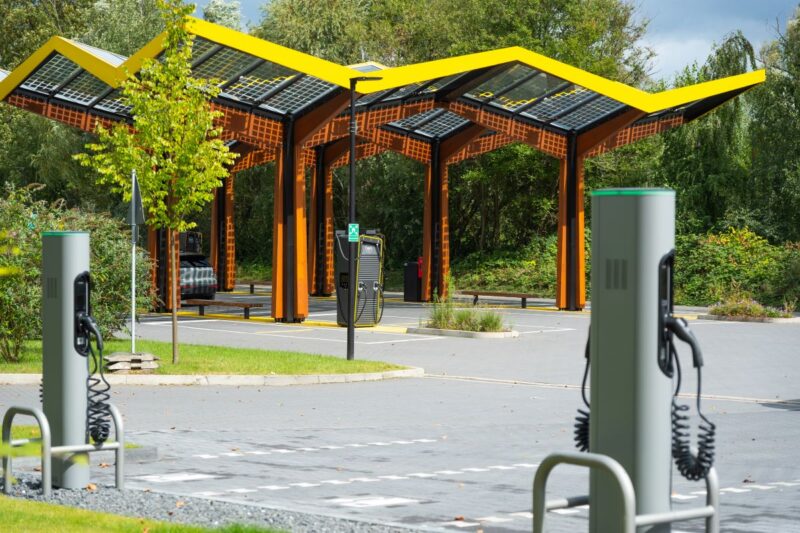 Schnellladestation mit 300KW Ladesäulen im Ruhrgebiet bei Bochum dient als Symbolbild für die Forschung zum direkten PV-Laden.