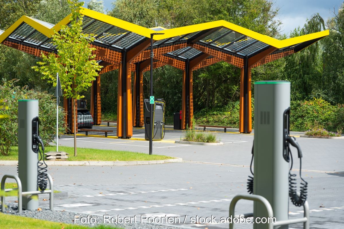 Schnellladestation mit 300KW Ladesäulen im Ruhrgebiet bei Bochum dient als Symbolbild für die Forschung zum direkten PV-Laden.