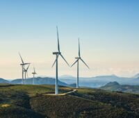 Windparkl in hügeliger Landschaft.