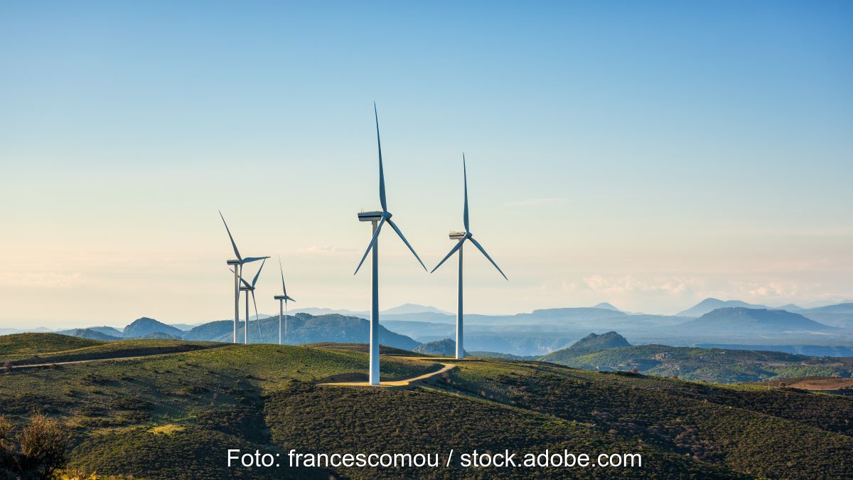 Windparkl in hügeliger Landschaft.