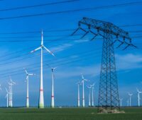 Windpark neben Strommast