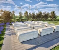 Batteriespeicher im Freien von PV-Modulen umgeben.