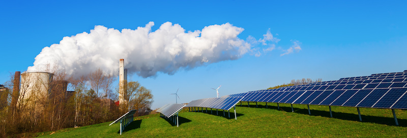 Rechts und im Vordergrund Photovoltaik-Module auf einer grünen Wiese, im Hintergrund Windkraftanlagen, links ein fossiles Kraftwerk - Energiewende ist Wahlkampf-Thema