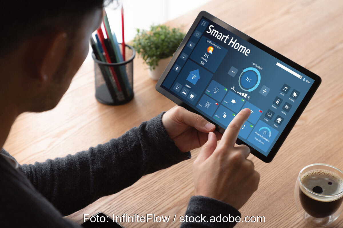 Jemand bedient ein Heim-Energiemanagementsystem HEMS auf dem iPad
