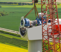 Montagekran an der Spitze einer Windkraftanlage