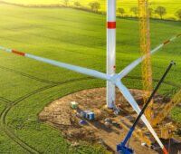 Repowering: Abbau von Windkraftanlagen (zu sehen ist der Rotor, der am Mast mit Hilfe eines Krans beim Aufbau hochgezogen bzw. beim Abbau heruntergelassen wird). So soll für neue neue, leistungsstärkere Windkraffanlagen Platz geschaffen werden.