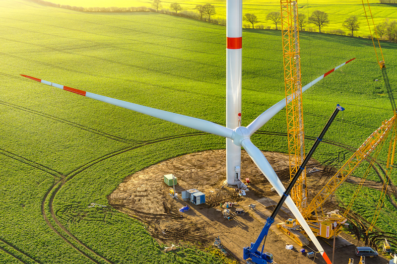 Repowering: Abbau von Windkraftanlagen (zu sehen ist der Rotor, der am Mast mit Hilfe eines Krans beim Aufbau hochgezogen bzw. beim Abbau heruntergelassen wird). So soll für neue neue, leistungsstärkere Windkraffanlagen Platz geschaffen werden.