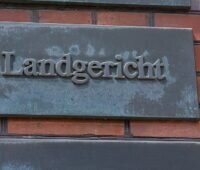 Ein Schild mit der Aufschrift Landgericht, das Landgericht Hildesheim hat in einem Senec-Fall dem Verbraucher Anspruch auf Rückzahlung des Kaufpreises der Speichers zugebilligt.