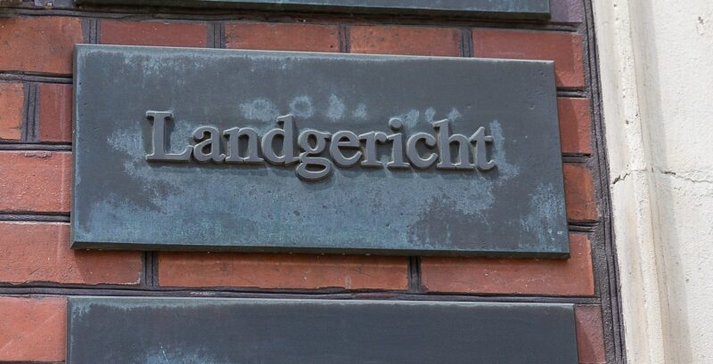 Ein Schild mit der Aufschrift Landgericht, das Landgericht Hildesheim hat in einem Senec-Fall dem Verbraucher Anspruch auf Rückzahlung des Kaufpreises der Speichers zugebilligt.