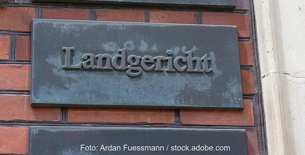 Ein Schild mit der Aufschrift Landgericht, das Landgericht Hildesheim hat in einem Senec-Fall dem Verbraucher Anspruch auf Rückzahlung des Kaufpreises der Speichers zugebilligt.