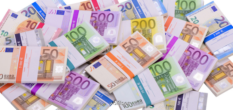 Viel Geld - in Scheinen zu Bündeln zusammengefasst - als Symbol für hohe Investitionen für Erneuerbare Energien und Energiewende