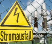 Ein Warnschild mit der Aufschrift Stromausfall vor Umspannwerk, chinesische Photovoltaik-Wechselrichter im europäischen Stromnetz sind ein Risiko.