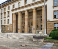 Ansicht des Eingangs vom Landtag, in dem künftig Solarpolitik für Thüringen von einer Minderheitsregierung gemacht werden muss.