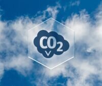 Die Aufschrift CO2 vor einem Himmel mit leichten Wolken als Symbol für Direct Air Capture, der Abscheidung von CO2 aus der Luft.