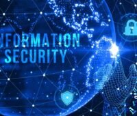Illustration mit der Erdkugel einer Person und der Aufschrift Information Securitiy, Sonnen hat die Cybersicherheit seiner Stromspeicher zertifizieren lassen.