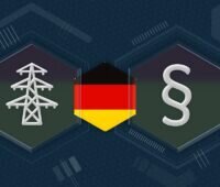 Strommast, Deutschlandflagge und Paragrafenzeichen als Symbol für die Kraftwerks-Netzanschlussverordnung (KraftNAV), die bisher auch Großbatteriespeicher umfasst.