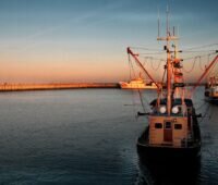 Ein Fischkutter vor Helgoland, das Bundesministerium für Landwirtschaft, Ernährung und Heimat (BMLEH) fördert die Entwicklung eines klimaneutralen Nordsee-Fischkutters.