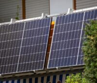 Photovoltaik-Module am Balkongeländer: Balkonsolar e.V. stellt Musterschreiben für den Antrag für ein Balkonkraftwerk und Musternutzungsvereinbarungen bereit.