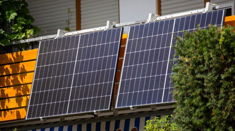 Photovoltaik-Module am Balkongeländer: Balkonsolar e.V. stellt Musterschreiben für den Antrag für ein Balkonkraftwerk und Musternutzungsvereinbarungen bereit.