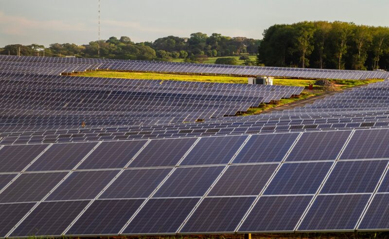 Solarmodule soweit das Auge reicht, Goldbeck Solar Polska baut den größten Photovoltaik-Solarpark Europas.