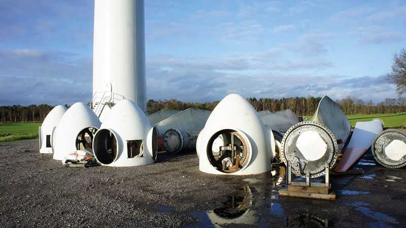 Teile von demontierten Windkraftanlagen liegen auf dem Boden