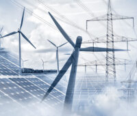 Collage aus Strommasten, Windkraftanlagen und Solarmodulen