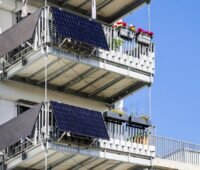 Balkonkraftwerke an einem Mehrfamilienhaus, die Preise sind von 2021 bis 2026 um rund ein Drittel gefallen.