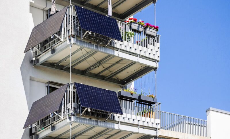 Balkonkraftwerke an einem Mehrfamilienhaus, die Preise sind von 2021 bis 2026 um rund ein Drittel gefallen.