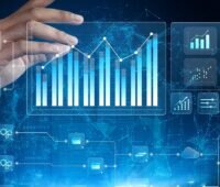 Eine Hand zeigt auf Diagramme, Acht häufige Fehler bei der Wirtschaftlichkeitsberechnung von einem Gewerbespeicher.