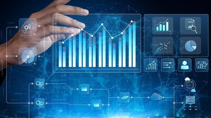 Eine Hand zeigt auf Diagramme, Acht häufige Fehler bei der Wirtschaftlichkeitsberechnung von einem Gewerbespeicher.