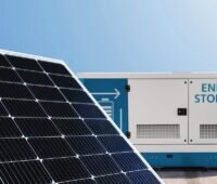 Im Vordergrund ein PV-Modul, hinten ein Container mit der Aufschrift "ENERGYSTORAGE"