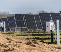 Eine Freiflächenanlage mit Photovoltaikmodulen und zwei Wechselrichtern.