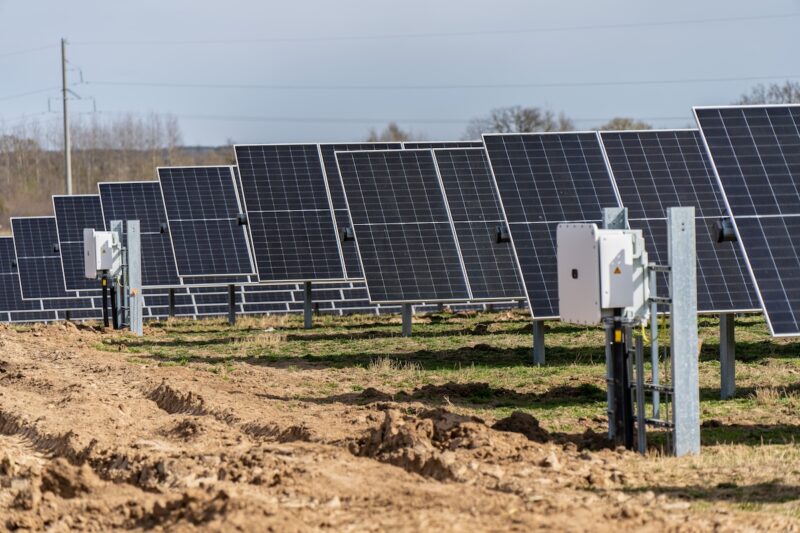 Eine Freiflächenanlage mit Photovoltaikmodulen und zwei Wechselrichtern.