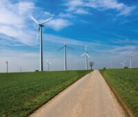 Befestigter Feldweg führt in einen Windpark