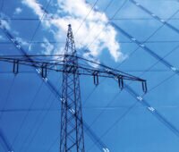 Fotomontage:STrommast vor blauem Himmel aus SOlarmodulen