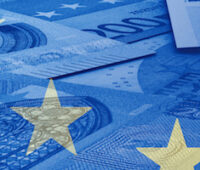 Geldscheine, blau eingefärbt, im Hintergrund, im Vordergrundes europäische Sterne