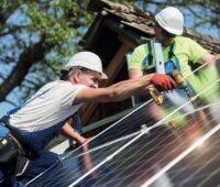 Zwei Handwerker installieren eine Photovoltaik-Anlagek