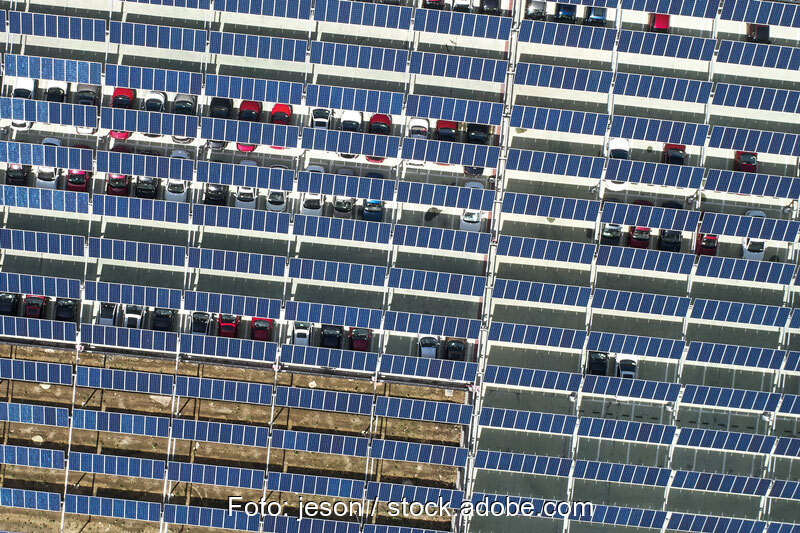 Luftauzfnahme aines PV-überdachten Parkplatzes mit Autos