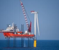 Eine Bauplattform im Meer errichtet eine Offshore-Windenergieanlage, der Nordsee-Gipfel 2026 soll die europäische Zusammenarbeit stärken.