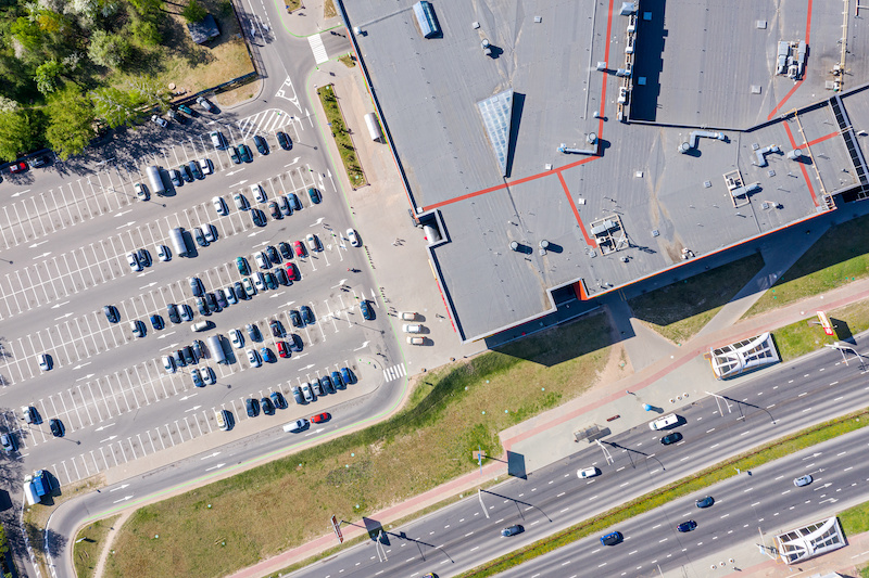 Luftbild von Suparmarkt-Dach und Parkplatz: hier ist noch viel Platz für Photovoltaik